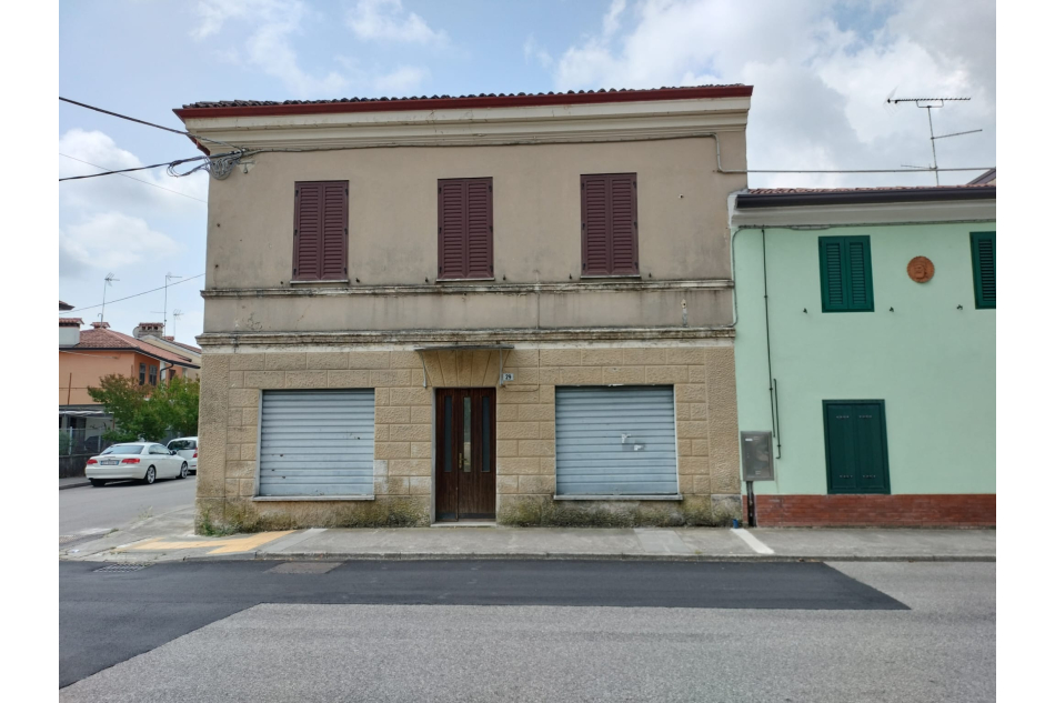 Locale commerciale + appartamento con...