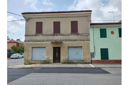 Locale commerciale + appartamento con scoperto