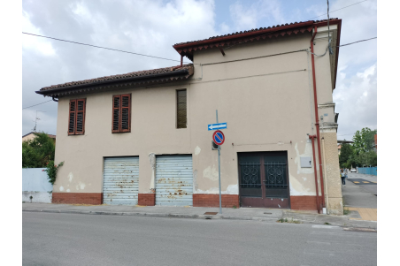 Locale commerciale + appartamento con scoperto