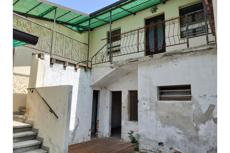 Locale commerciale + appartamento con...