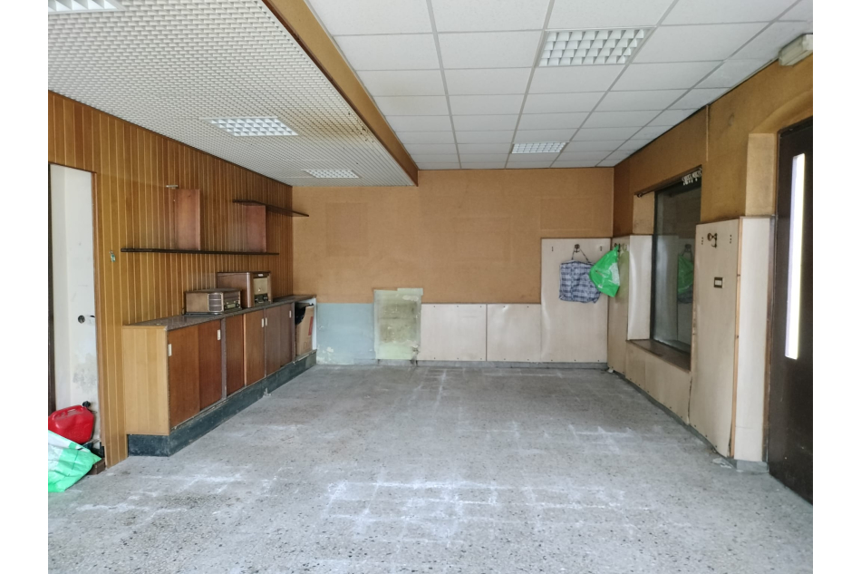 Locale commerciale + appartamento con...