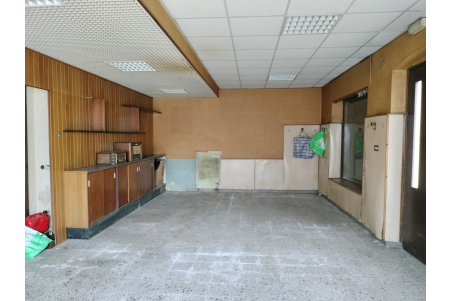 Locale commerciale + appartamento con scoperto