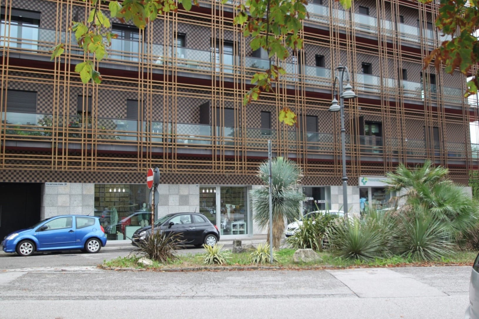 Locale commerciale centrale vetrinato