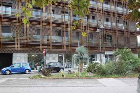 Locale commerciale centrale vetrinato