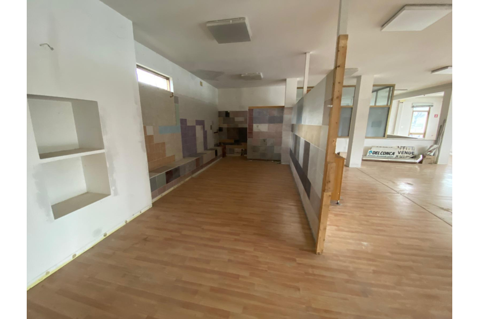 Locale commerciale vetrinato con...