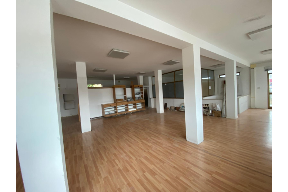 Locale commerciale vetrinato con...