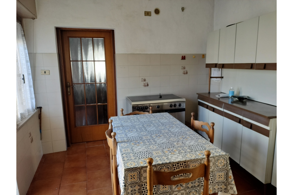 Casa indipendente con giardino e rimessa