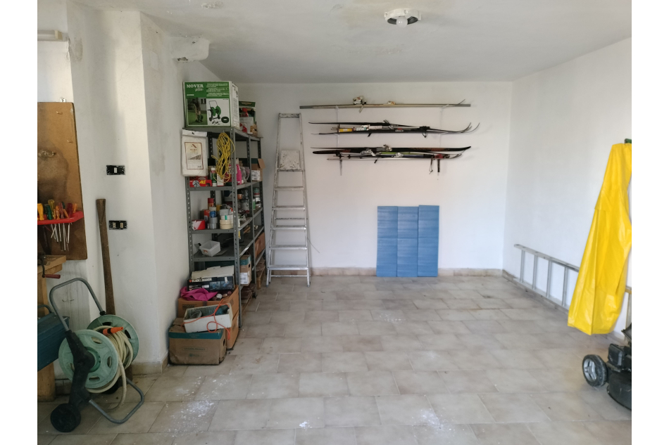 Casa indipendente con giardino e rimessa