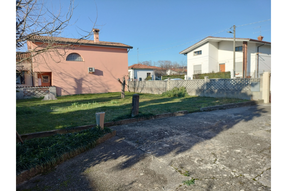 Casa indipendente con giardino e rimessa