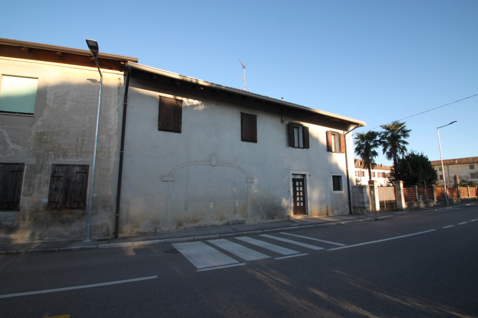 Casa accostata storica con giardino