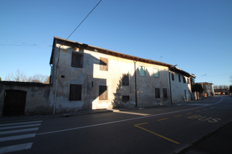 Casa accostata storica con giardino
