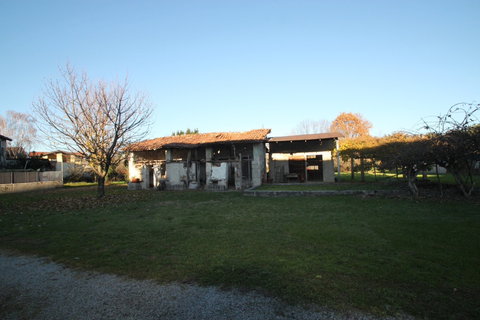 Casa accostata storica con giardino