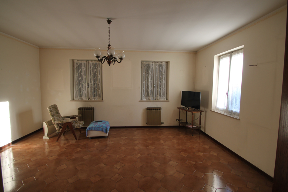 Casa accostata storica con giardino