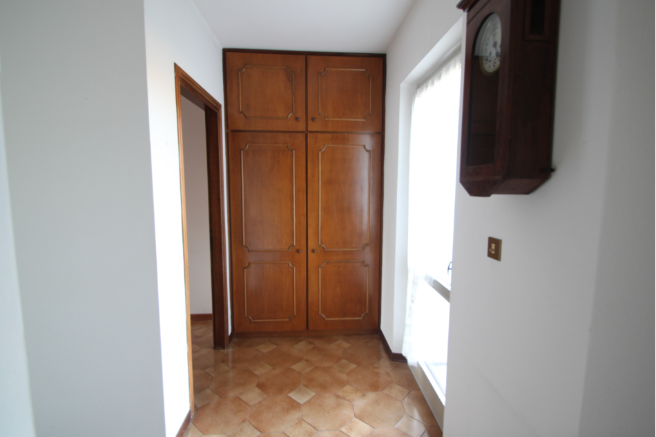 Casa accostata storica con giardino