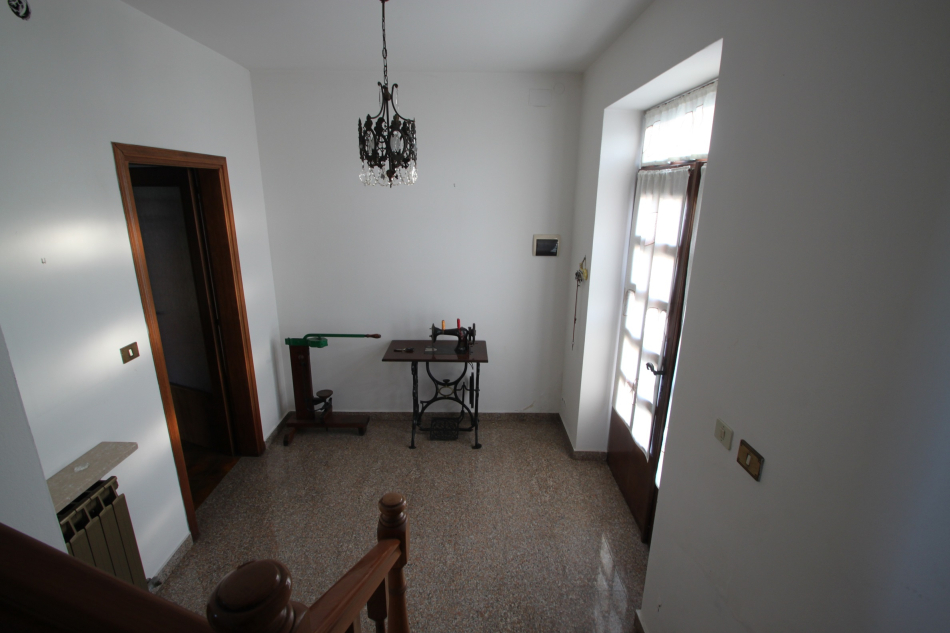 Casa accostata storica con giardino